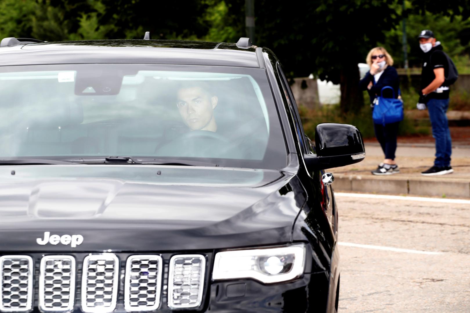 Talijanski klubovi počeli su pripreme za nastavak prvenstva, a danas se u Juventusovom kampu nakon karantene od dva tjedna pojavio i Cristiano Ronaldo