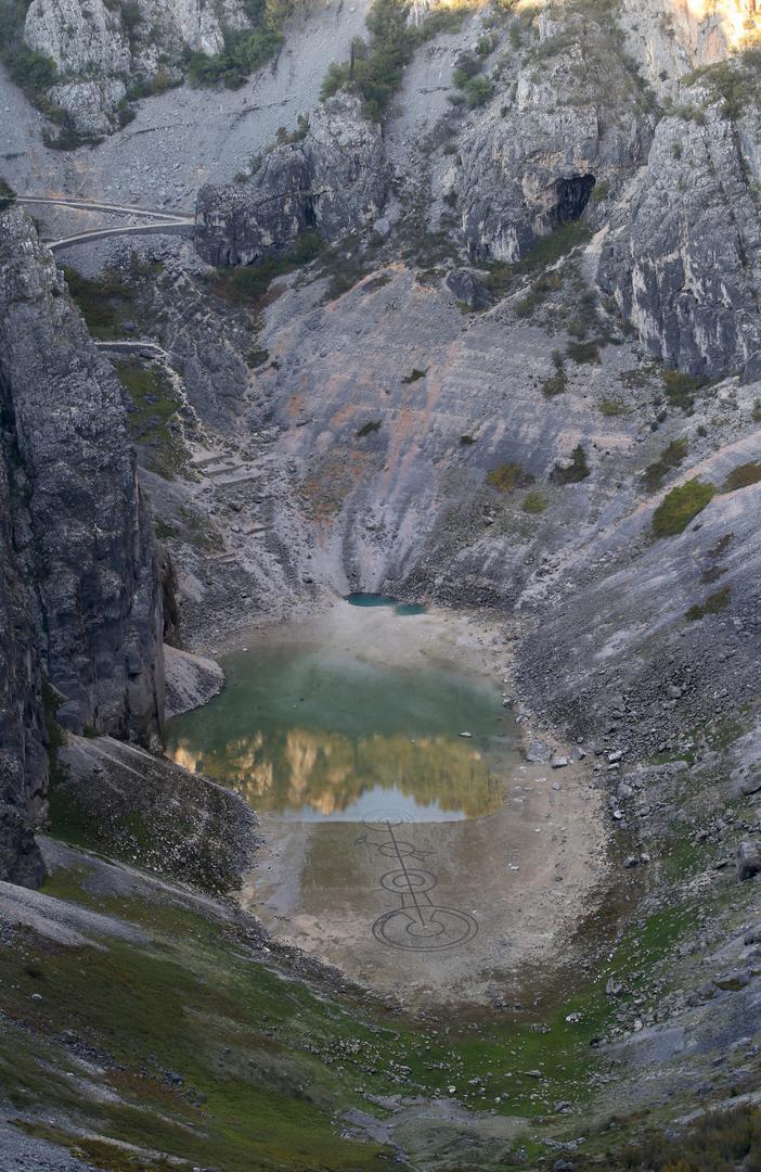 20.10.2020., Imotski - Modro jezero svoljom ljepotom i zanimljivostima mami uzdahe posjetitelja. Najnovija zanimljivost prije nego dno jezera prekrije voda koja polako navire su ocrtani krugovi. Photo: Ivo Cagalj/PIXSELL
