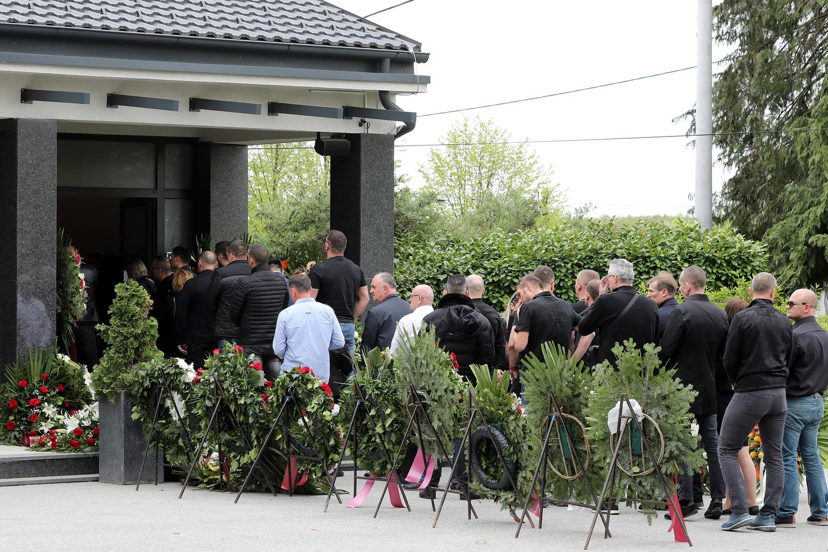28.04.2023., Zagreb - Pogreb Tomislava Sablje, koji je ubijen u nocnom klubu "Ritz", odrzan je na groblju Markovo Polje. Optuzenik iz Uskokove akcije Tebra Tomislav Sabljo ubijen je hicima iz vatrenog oruzja u nakon fizickog sukoba vise osoba. Photo: Jurica Galoic/PIXSELL