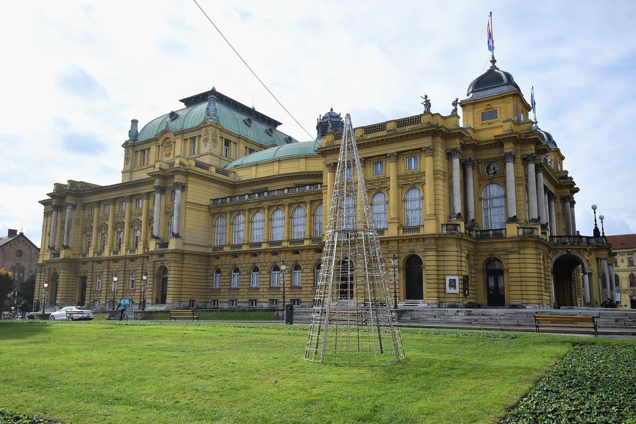Zagreb: Postavljen bor na travnjaku ispred HNK