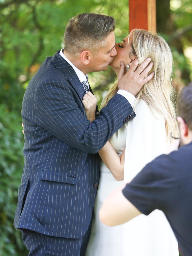 Prije samog vjenčanja, Jelena je podijelila fotografiju s budućim suprugom uz stihove pjesme Arsena Dedića "Sve te vodilo k meni", a već tom fotografijom dalo se naslutiti da Jelena izgleda prekrasno u elegantnoj vjenčanici. 