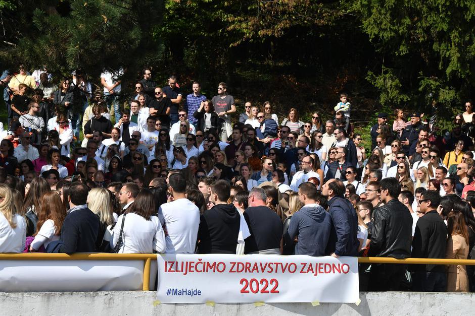 Zagreb: Inicijativa mladih liječnika Hrvatske organizirala prosvjed ispred Ministarstva zdravstva
