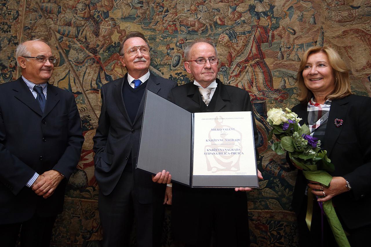 05.10.2016., Zagreb - Zaklada HAZU svecano je dodijelila prvu Knjizevnu nagradu Stipana Bilica-Prcica pjesniku, prozaiku, dramaticaru i kriticaru Milku Valentu za djelo Umjetne suze. Milko Valent, Kresimir Nemec, Velimir Neidhardt, Marina Stancl.  Photo: 