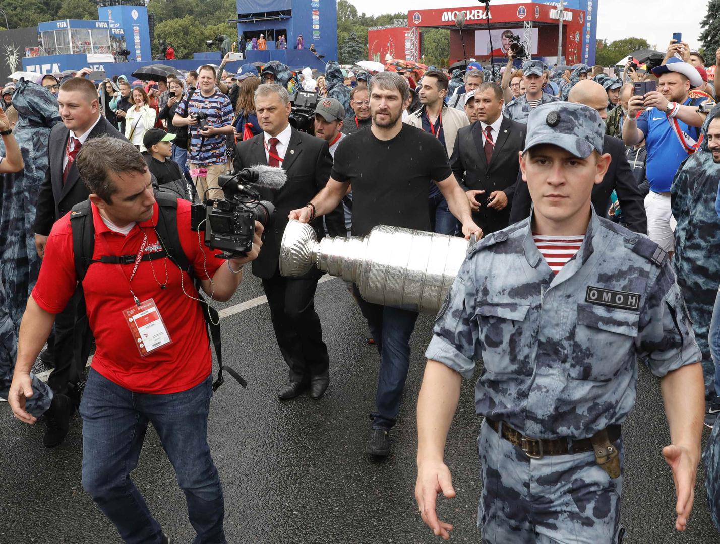 Kapetan Washington Capitalsa je donio pehar u znak podrške ruskim nogometašima u susretu protiv vatrenih