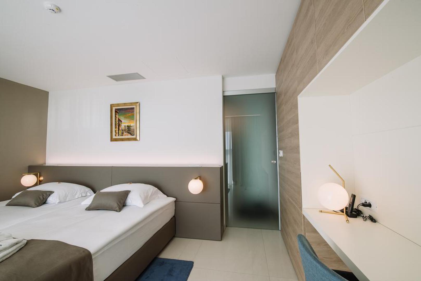 Poznati hrvatski nogometni reprezentativac i igrač engleskog Liverpoola, Dejan Lovren na otoku Pagu, točnije u Novalji, ima luksuzni hotel s četiri zvjezdice - Joel.