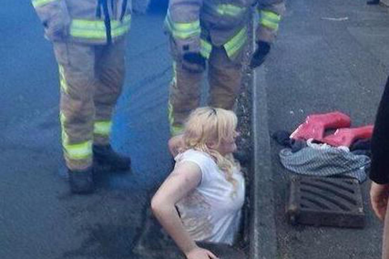 Zbog mobitela išla u kanalizaciju