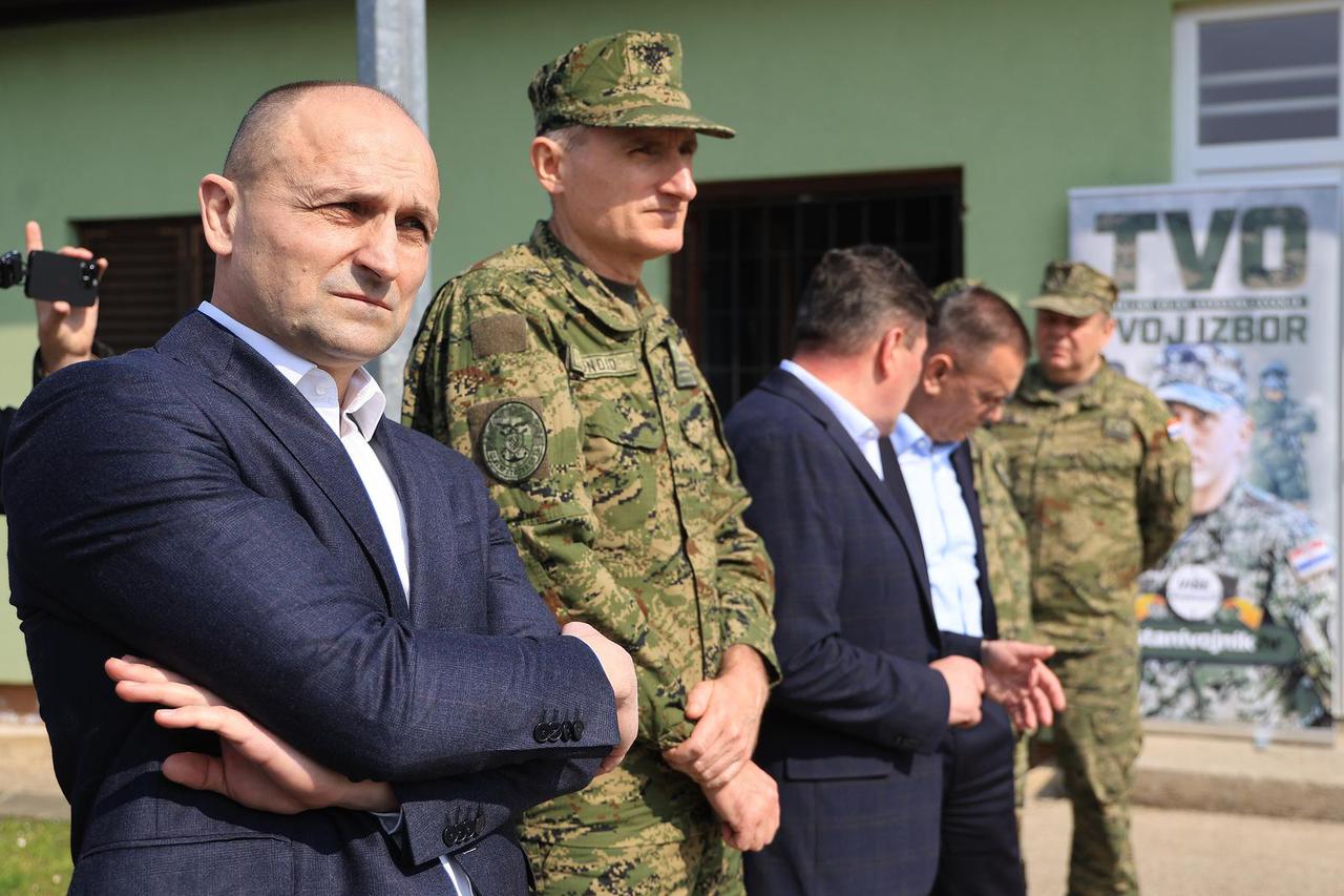 Ministar Anušić i general Kundid na prvom danu TVO-a na Slunju