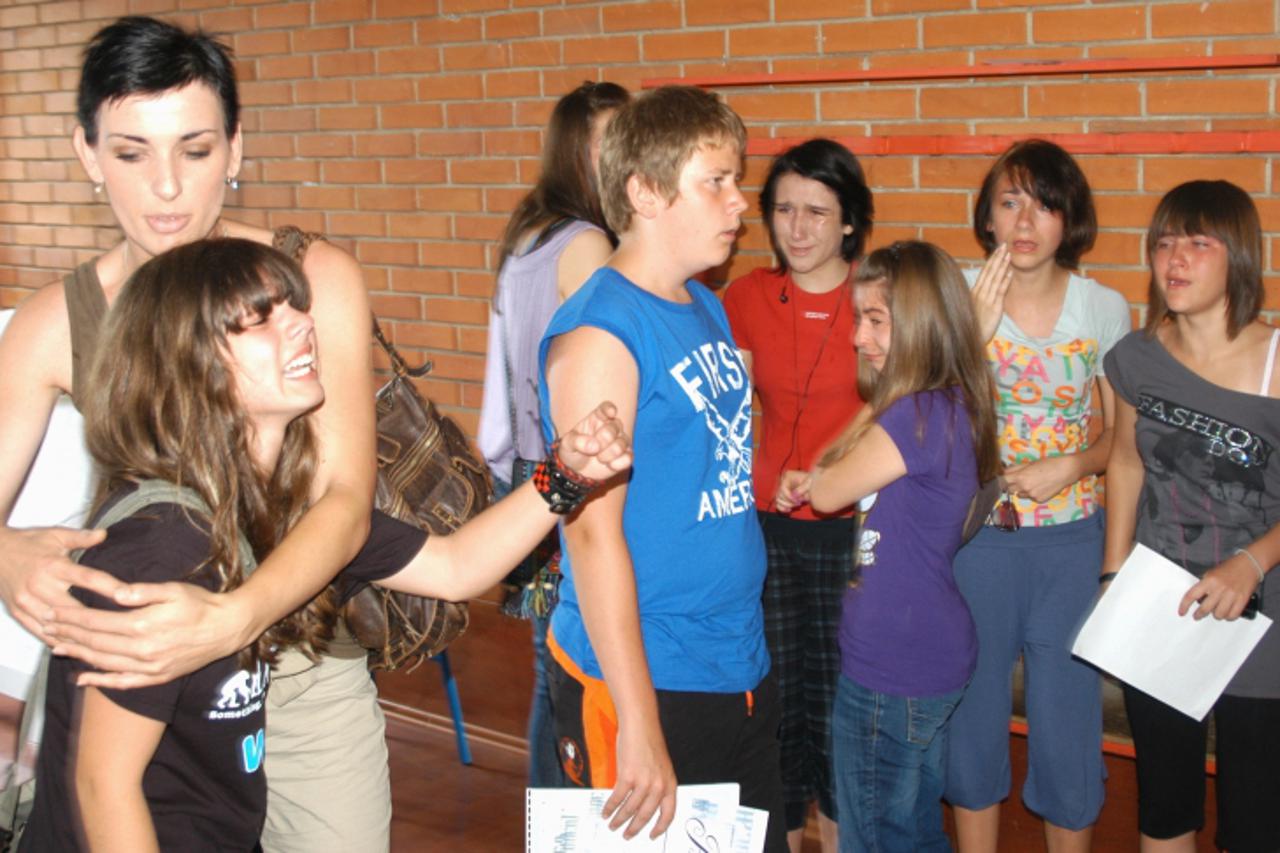 '05.07.2010., Bjelovar - Sok, suze, ocaj, bijes i tuga ucenika 7. razreda IV.OS zbog rastanka koje nisu utjesili ni roditelji, a reakcije su izazvane na samoinicijativnom sastanku roditelja zbog  odlu