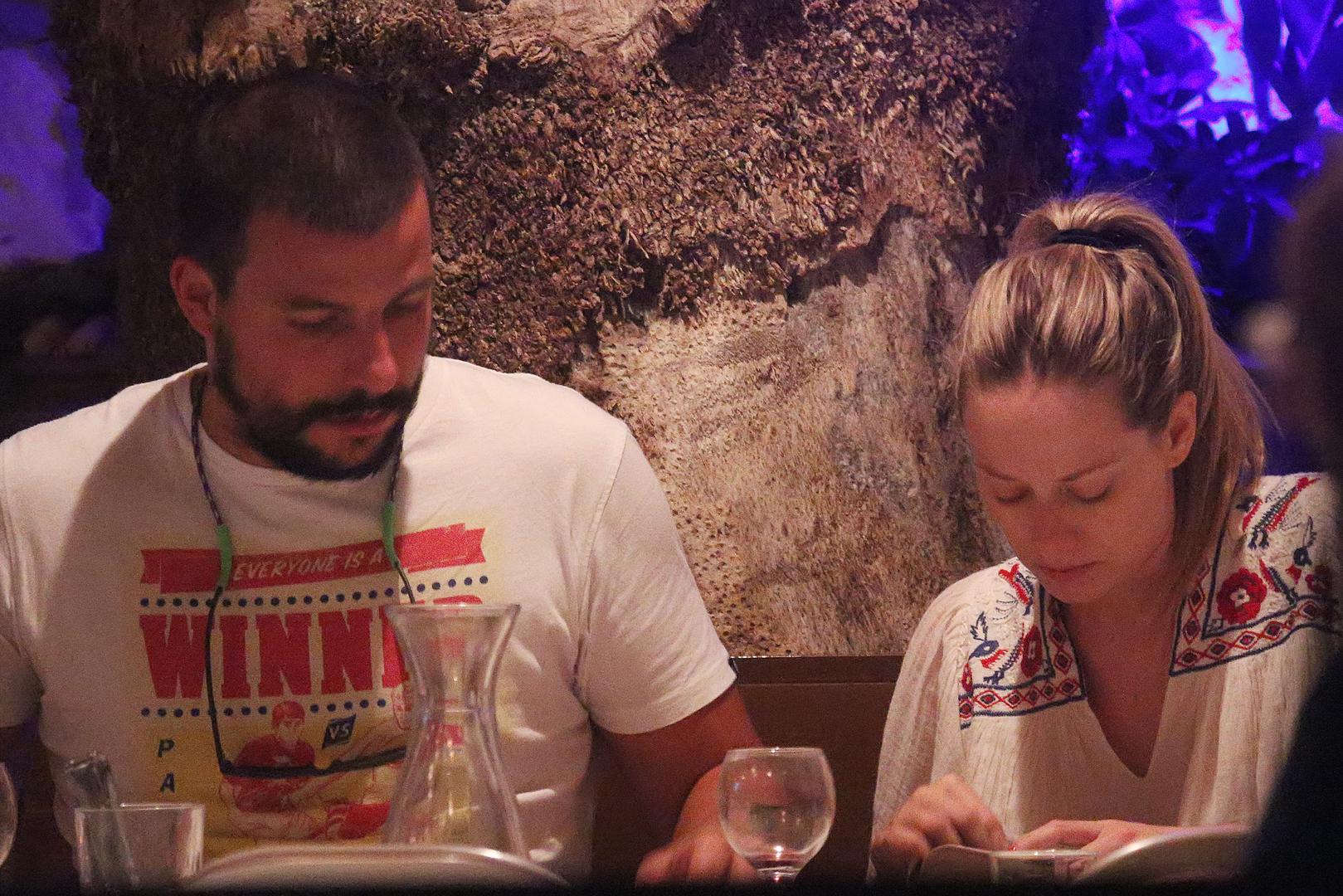  To ljeto Jelena je uživala na Hvaru, a društvo joj je radio produkt dizajner Samir Šećerkadić. Par je to ljeto bio često zajedno na kavama i  ručkovima, a veza je navodno potrajala samo nekoliko mjeseci. 