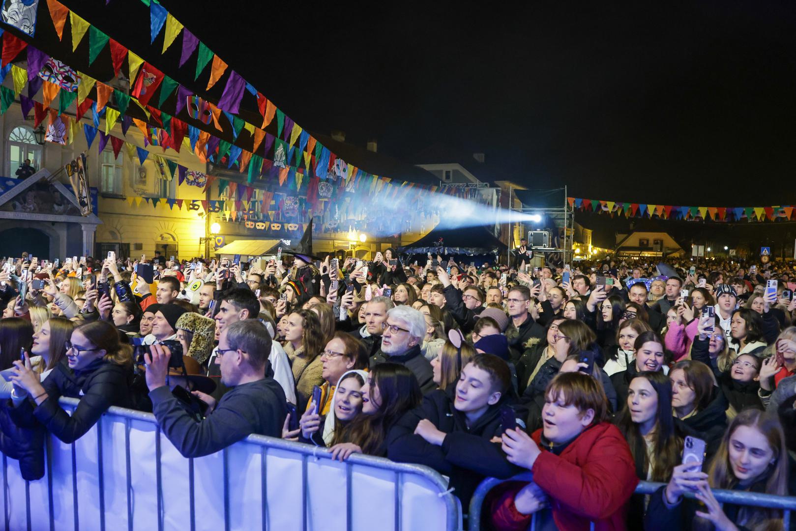 Publika se okupila u velikom broju i dočekala je s glasnim pljeskom i ovacijama. 