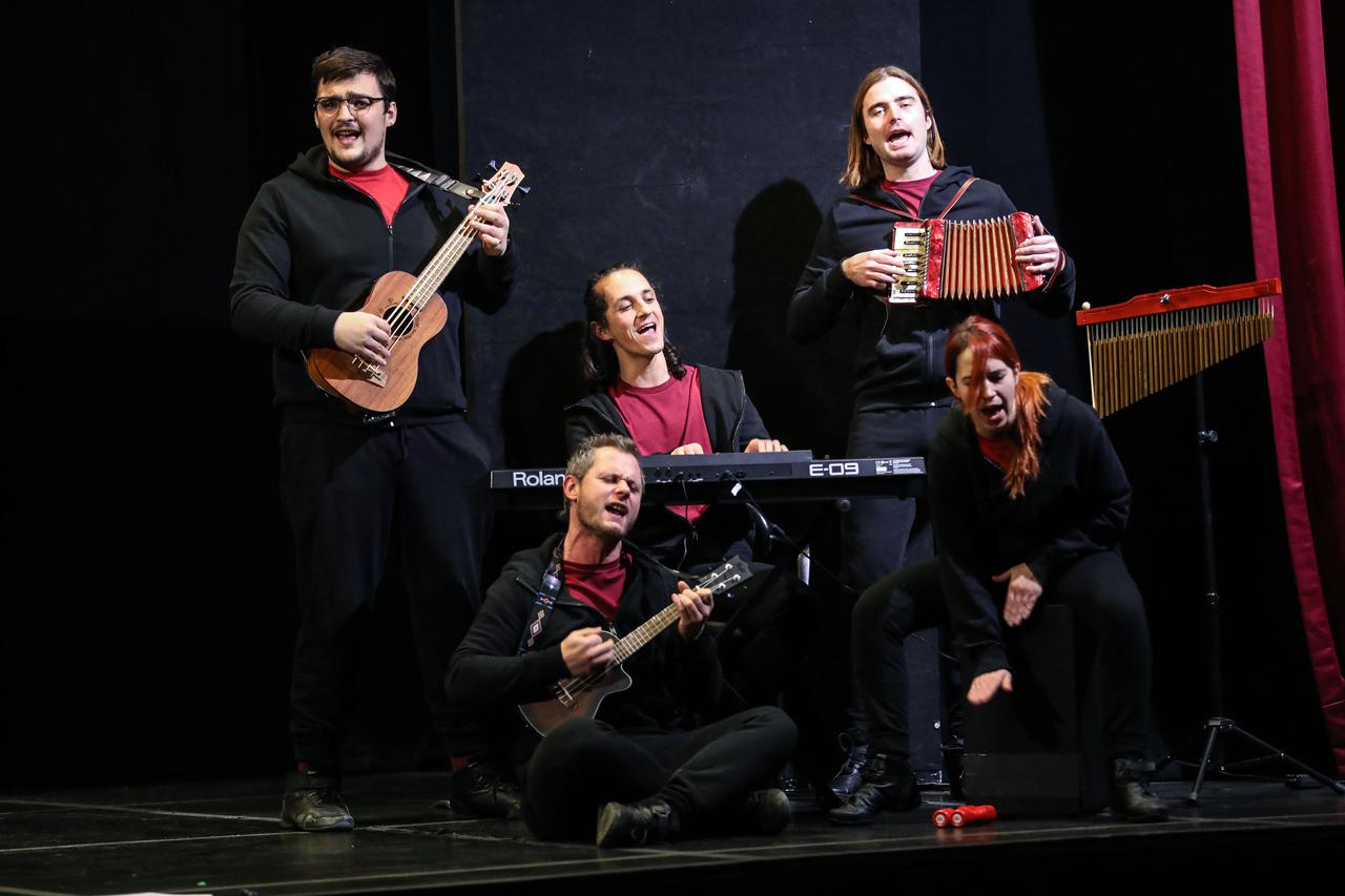 Realisti u Teatru Exit