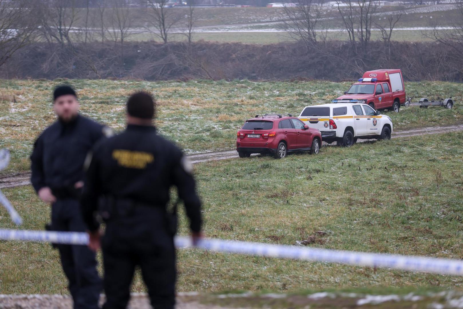 16.01.2025., Zagreb - Vatrogasci, policija, HGSS i Civilna zastita uz rijeku Savu gdje se pripremaju za nastavak potraga ze nestalim dijetetom u rijeci. Photo: Igor Kralj/PIXSELL