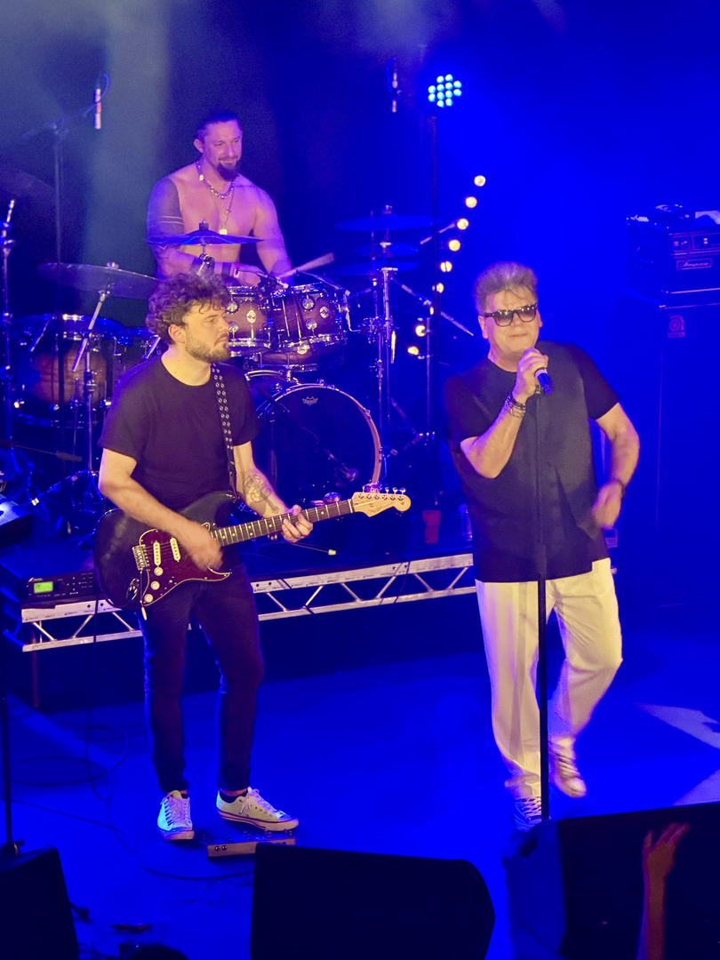 “Prije 40 godina pjevali smo o ljubavi, a to činimo i danas. Hvala vam što ste uz nas cijelo ovo vrijeme. Neopisivo nam je drago večeras pjevati za vas u Londonu”, poručio je frontmen Dražen Žerić Žera.