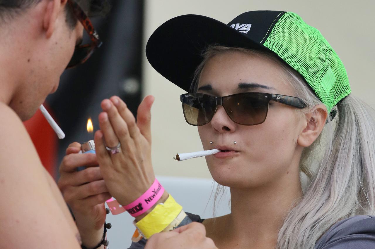 Novalja: Ella Dvornik u tangama zavodljivo plesala na beach partiju na Zr?u