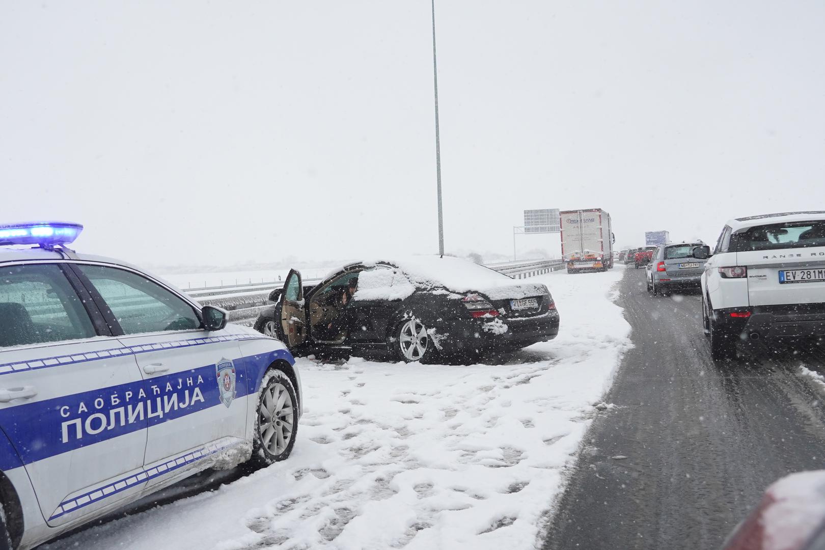 Zbog olujne, a podno Velebita i orkanske bure očekuju se zabrane ili ograničenja prometa za pojedine skupine vozila. ﻿