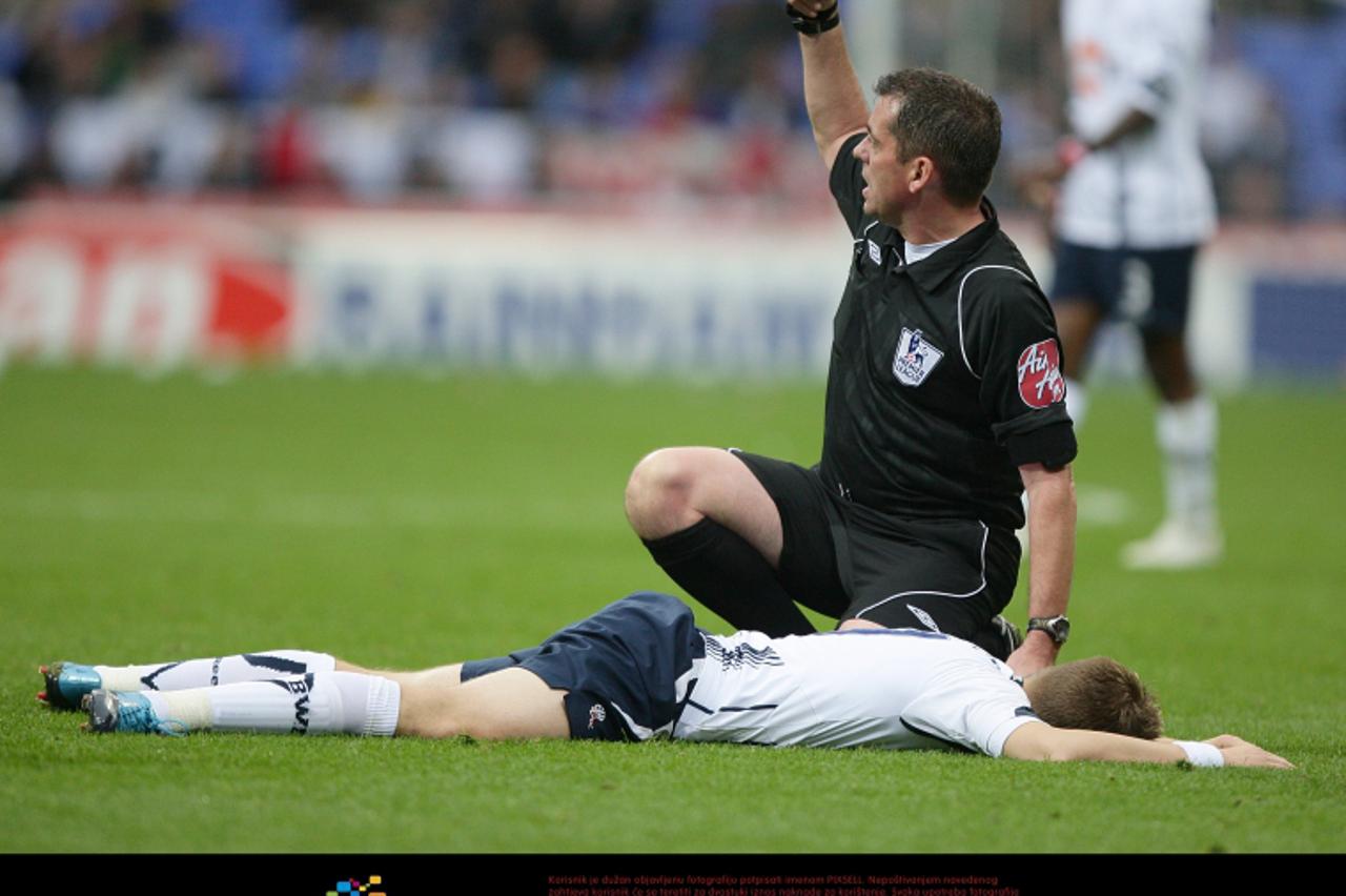 \'Referee Phil Dowd calls for assistance as Bolton Wanderers\' Ivan Klasnic (floor) lies on the pitch Photo: Press Association/Pixsell\'