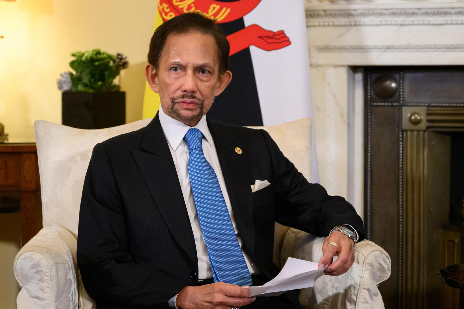 1. Sultan i premijer Bruneja Hassanal Bolkiah na vlasti je od 5. listopada 1967., više od 57 godina. Hassanal Bolkiah je apsolutni monarh Bruneja i trenutno najdugovječniji vladar na svijetu. Iako je Brunej postao suverena država tek 1984., njegova vladavina se računa od 1967. godine.