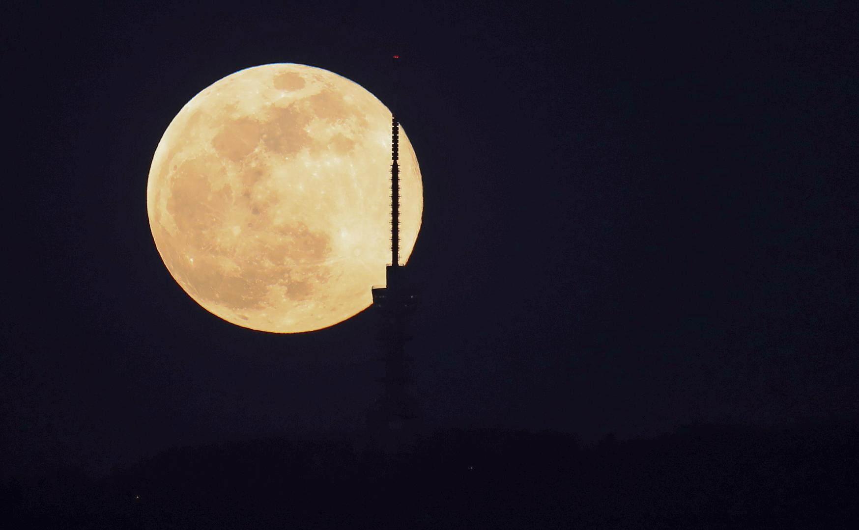 Naime, pojava Supermjeseca nije ništa neobično, no on se danas približio na 356.761 kilometara od Zemlje te će idući put na toj udaljenosti biti tek 2026. godine.