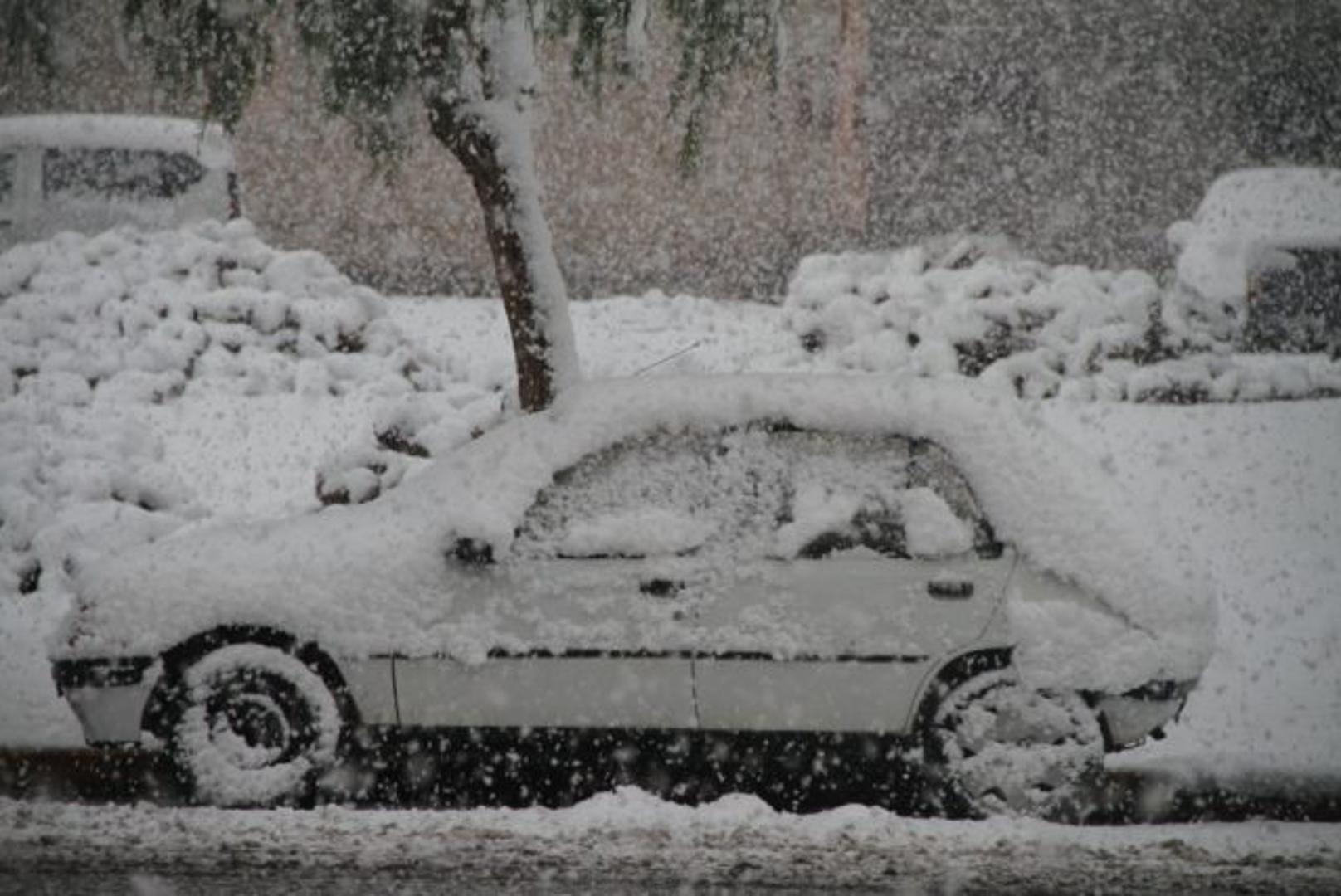 Tamošnja meteorološka postaja objasnila je kako je snijeg došao iz Sjeverne Europe, a osim bijelih pahulja iznenadile su ih i temperature koje su se približile ništici.