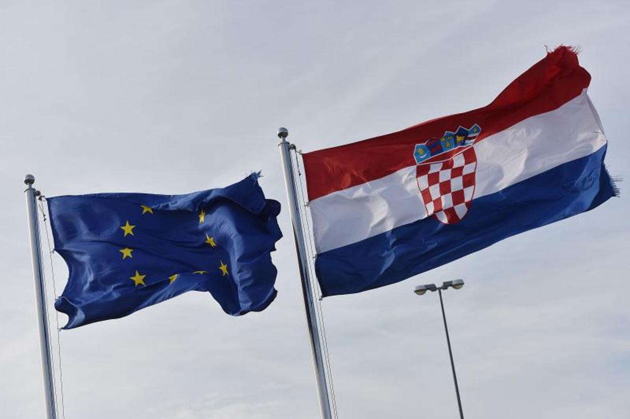Zastave EU i Hrvatske 