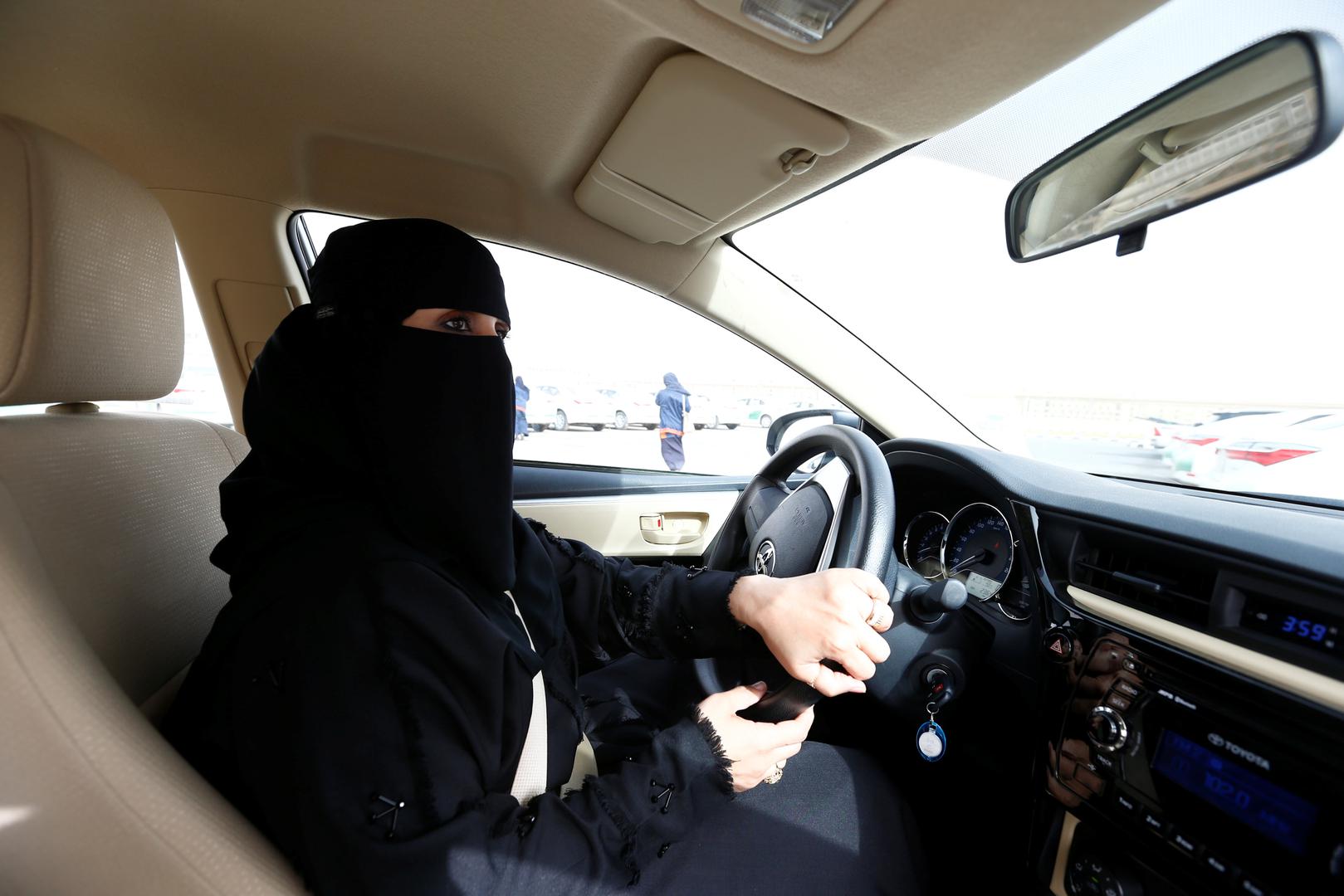 Salman je u rujnu 2017. potpisao kraljevski dekret kojim će se ženama dopustiti da voze "u skladu s islamskim zakonima".