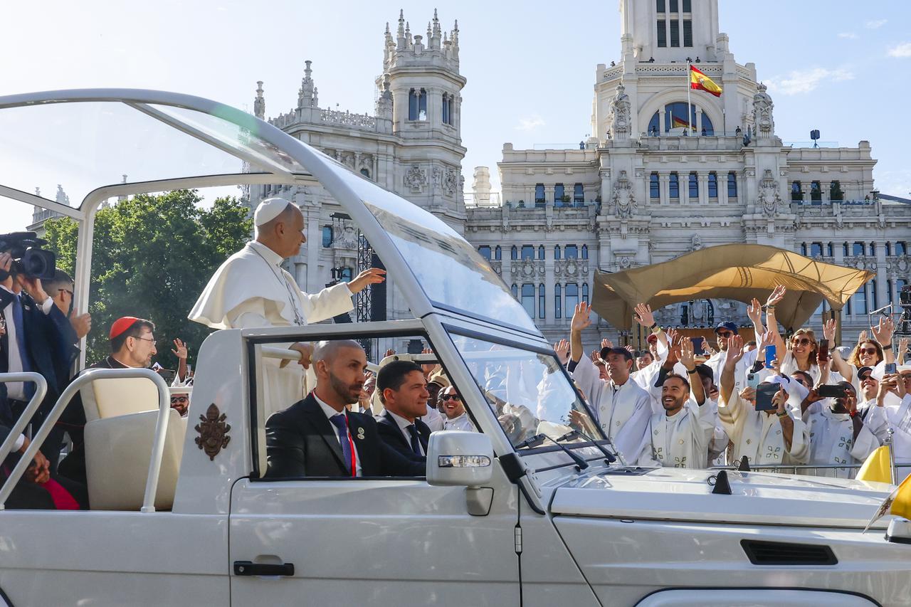 GRAN MISA EN CIBELES: EL PAPA LEÓN XIV CONGREGA A MILES DE FIELES EN CIBELES EN SU SEGUNDO DÍA