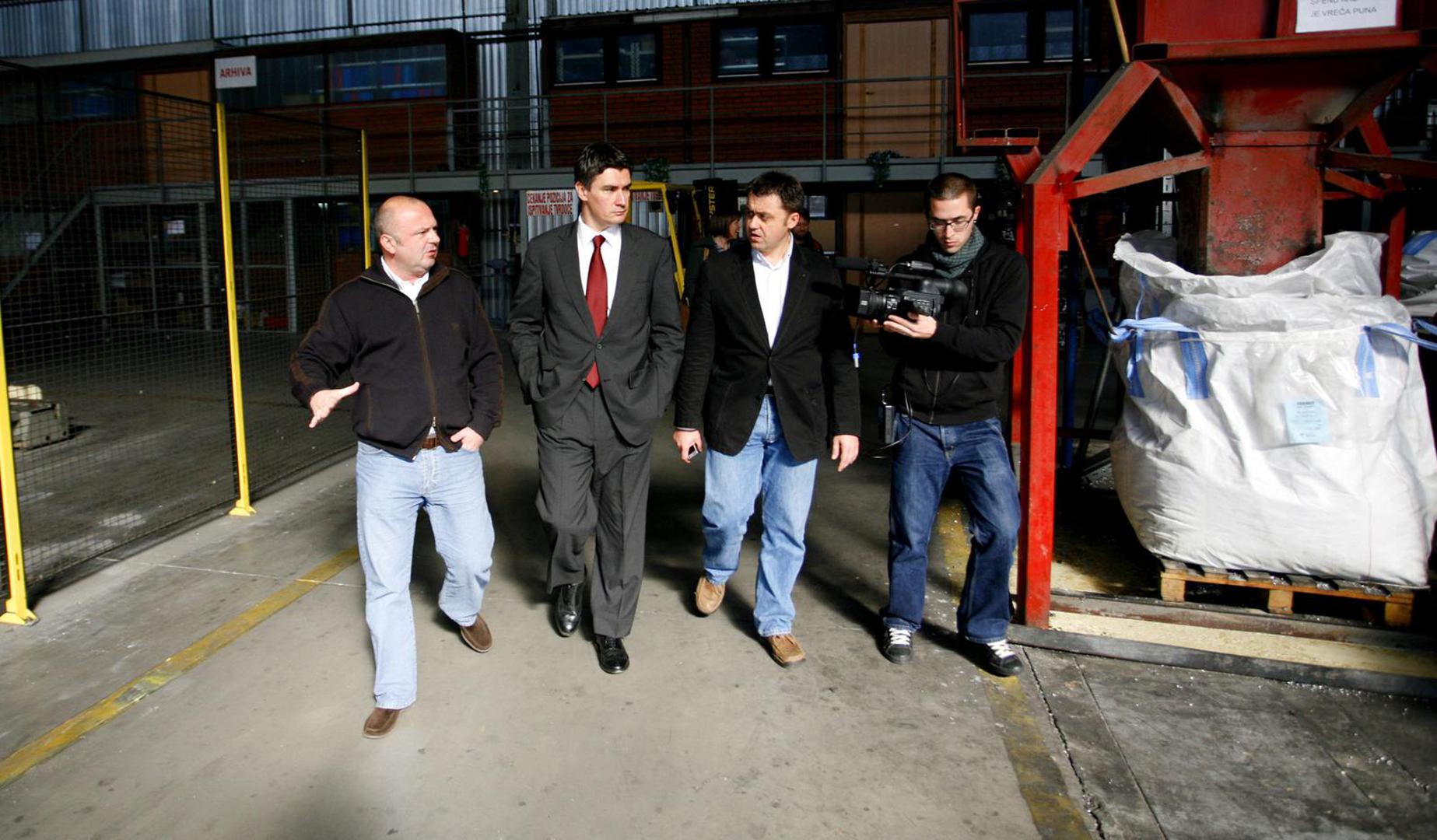 Red poljubaca, red zagrljaja, malo fotografiranja pa čavrljanja s lokalnim stanovništvom i onda koja kava