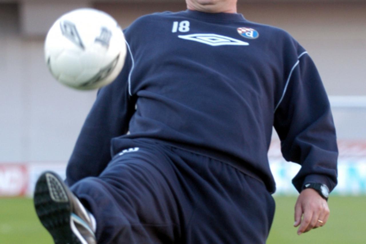 'sport.......zagreb......09.09.2004. trening dinama - nenad gracan trener snimio renato brandjolica'