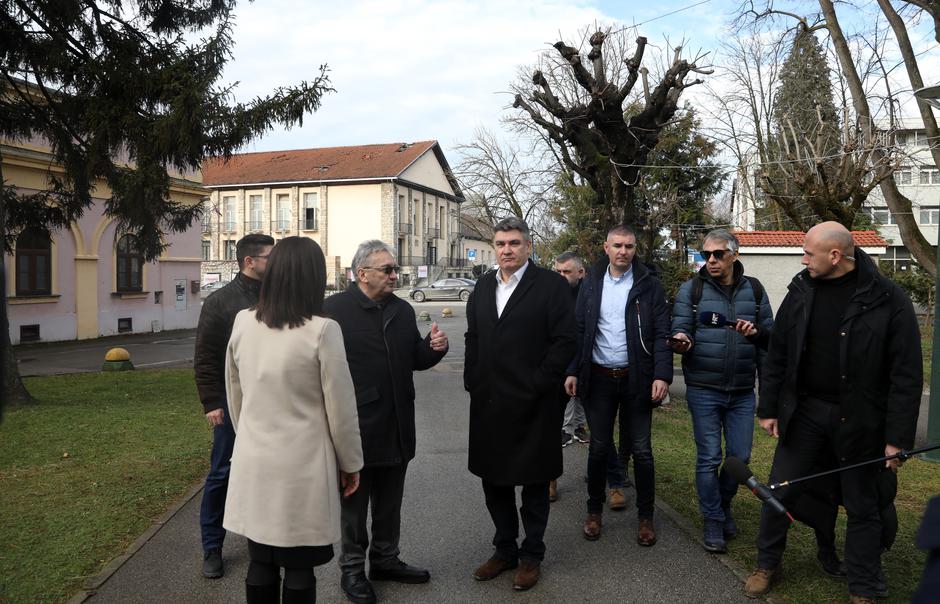 Predsjednik Milanović obišao je potresom uništen centar grada Petrinje 