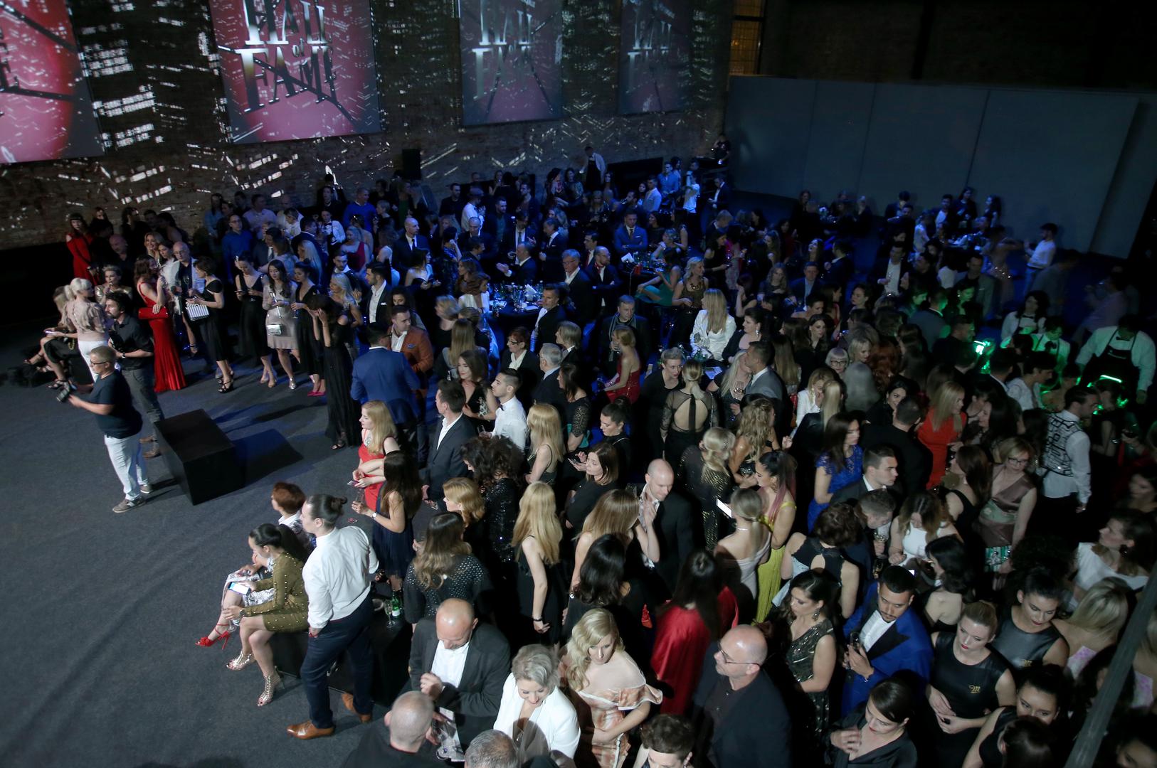 Sinoć je održan najglamurozniji party godine, Story Hall of Fame. Ovogodišnje slavlje glamura u organizaciji časopisa Story održalo se u Laubi, kući za ljude i umjetnost, ispred koje je sve vrvjelo raskošnim toaletama i damama u njihovu najboljem izdanju. 