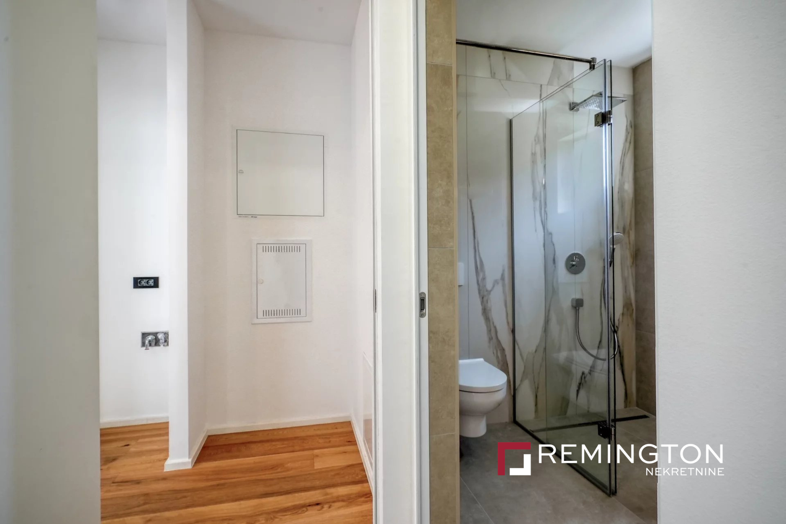 Ukupna površina s dodacima iznosi 187 m² (obračunski 116 m²), a uključuje terase od 49 m² i privatni vrt od 16 m², veliko spremište od 21 m², kao i jedno garažno i jedno vanjsko parkirno mjesto.