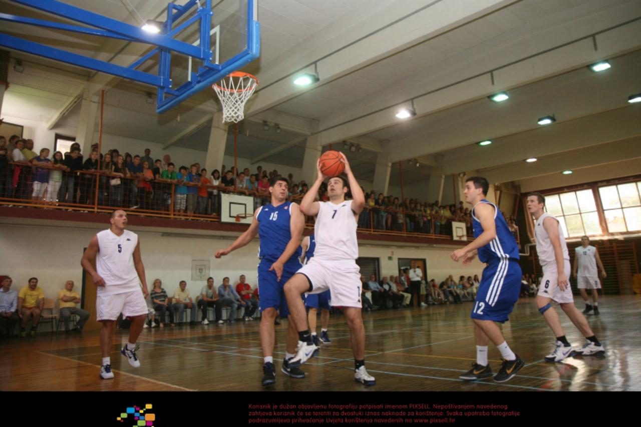 '13.06.2012., Karlovac - Odrzan je susret kosarkasa Cibone s kosarkasima Duge Rese u sklopu humanitarne akcije za pomoc djeci s posebnim potrebama. Photo: Dominik Grguric/PIXSELL'