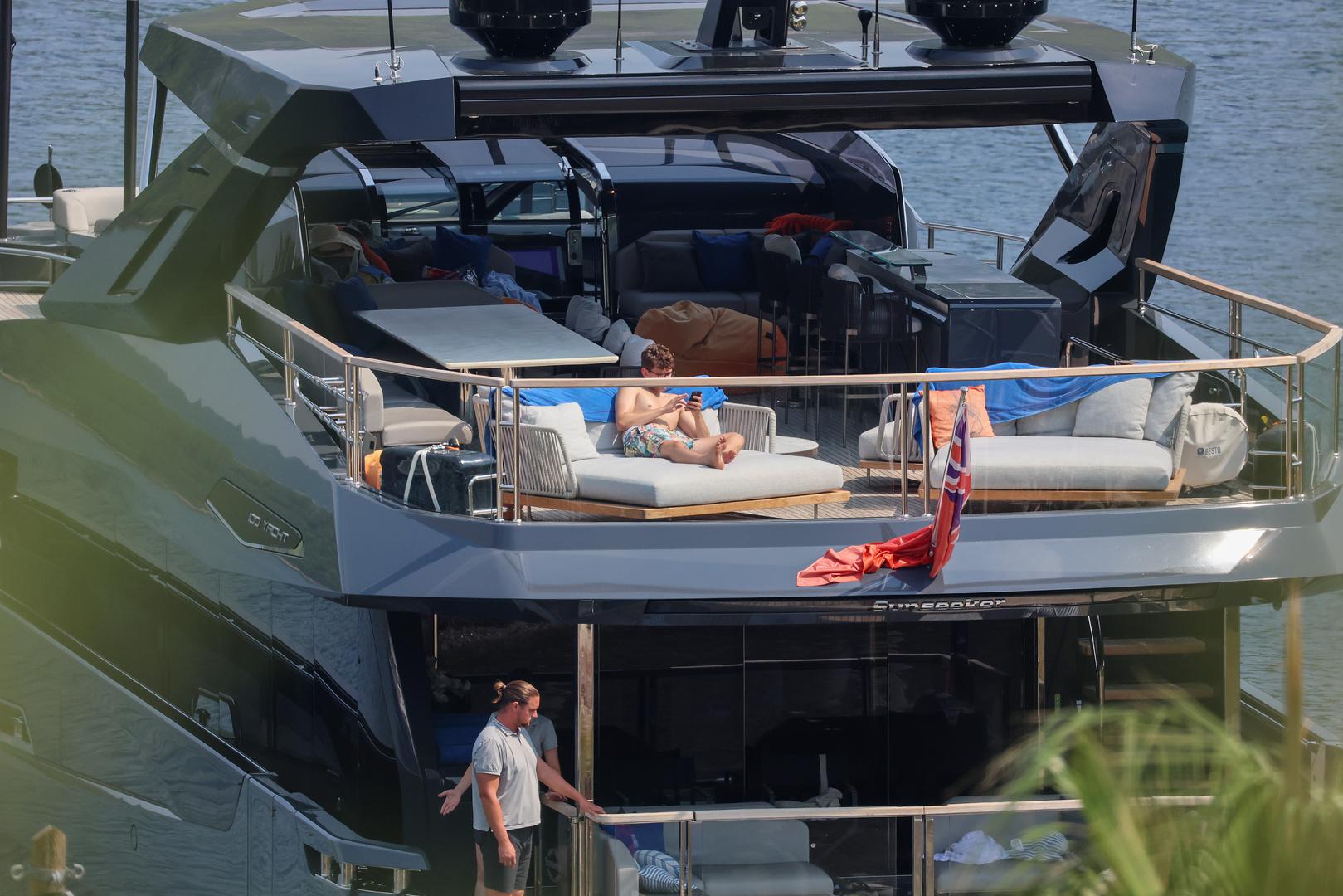 Pet i pol godina kasnije par se zaljubio i objavio svoju vezu. Horner je nakon samo pet mjeseci zaprosio Ginger Spice i to dijamantnim prstenom čija je vrijednost procijenjena na 80.000 funti.