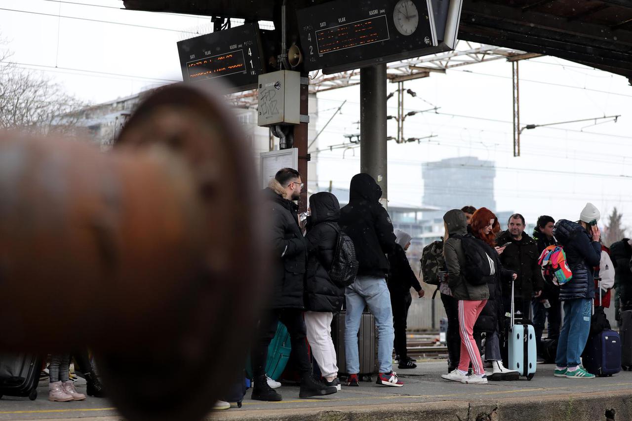 Zagreb: Željezničke karte za Split gotovo rasprodane, HŽ uveo dodatne linije