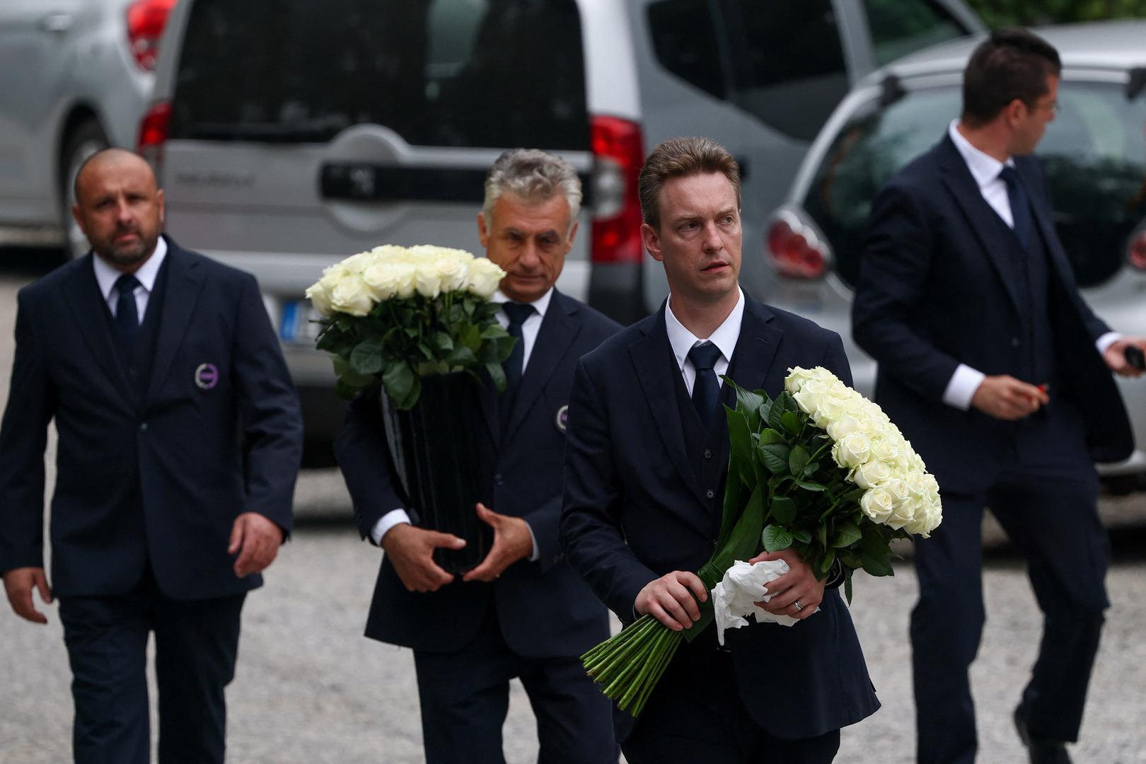 Odlazak Giorgia Armanija označava kraj jedne ere. Čovjek koji je napustio studij medicine kako bi slijedio strast prema modi, izgradio je poslovno carstvo vrijedno više od sedam milijardi eura. Njegova revolucija započela je 1970-ih s dekonstruiranim sakoom, čime je zauvijek promijenio mušku, a potom i žensku poslovnu odjeću, nudeći slobodu i suptilnu moć umjesto krutih formi. 