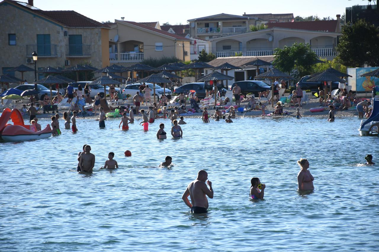 Popunjene plaže na otoku Viru ne odaju dojam da je turistička sezona oslabila