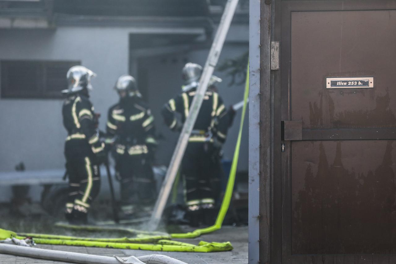 Zagreb: Vatrogasci gase manji požar koji je izbio na krovištu u Ilici 253