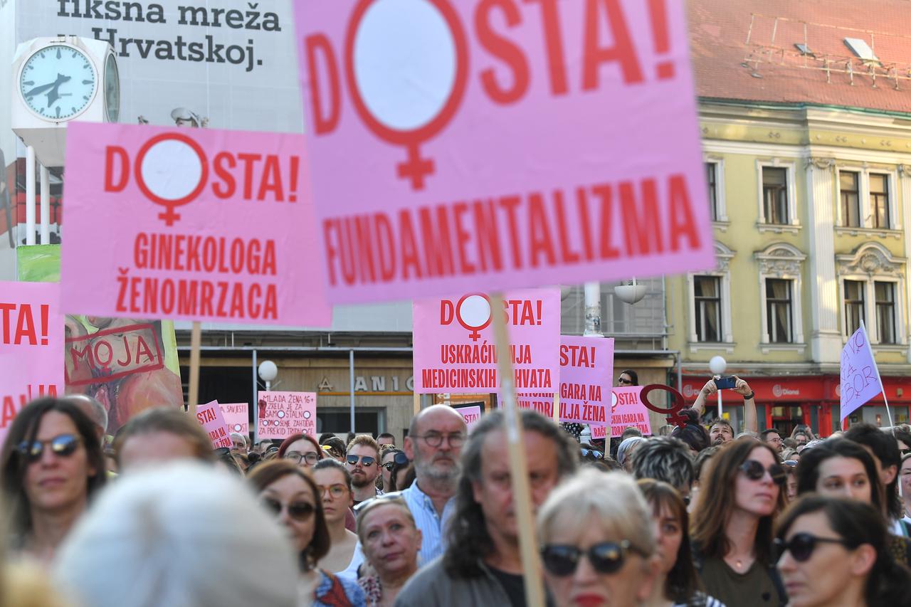 Zagreb: Na glavnom Trgu održan prosvjed "Dosta!" u znak solidarnosti za prekid trudnoće