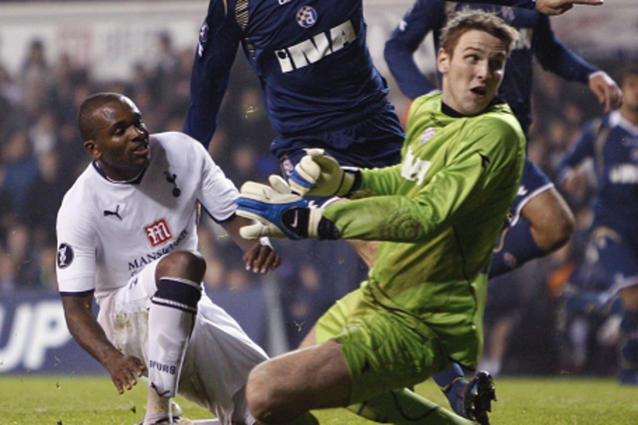 \'Soccer - UEFA Cup - Group D - Tottenham Hotspur v Dinamo Zagreb - White Hart Lane Dinamo Zagreb\'s Igor Biscan abd Ivan Kelava fail to prevent Tottenham Hotspur\'s Darren Bent completing his hatrick