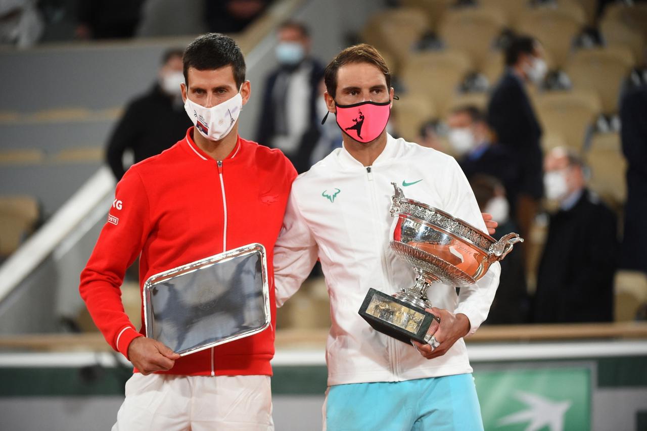 Rafael Nadal et Iga Swiatek savourent leurs victoires respectives à l'issue du tournoi de tennis de Roland Garros à Paris