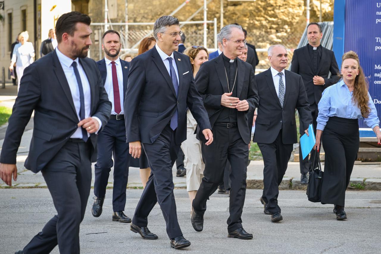 Zagreb: Premijer Plenković se sastao sa zagrebačkim nadbiskupom Draženom Kutlešom i obišao katedralu