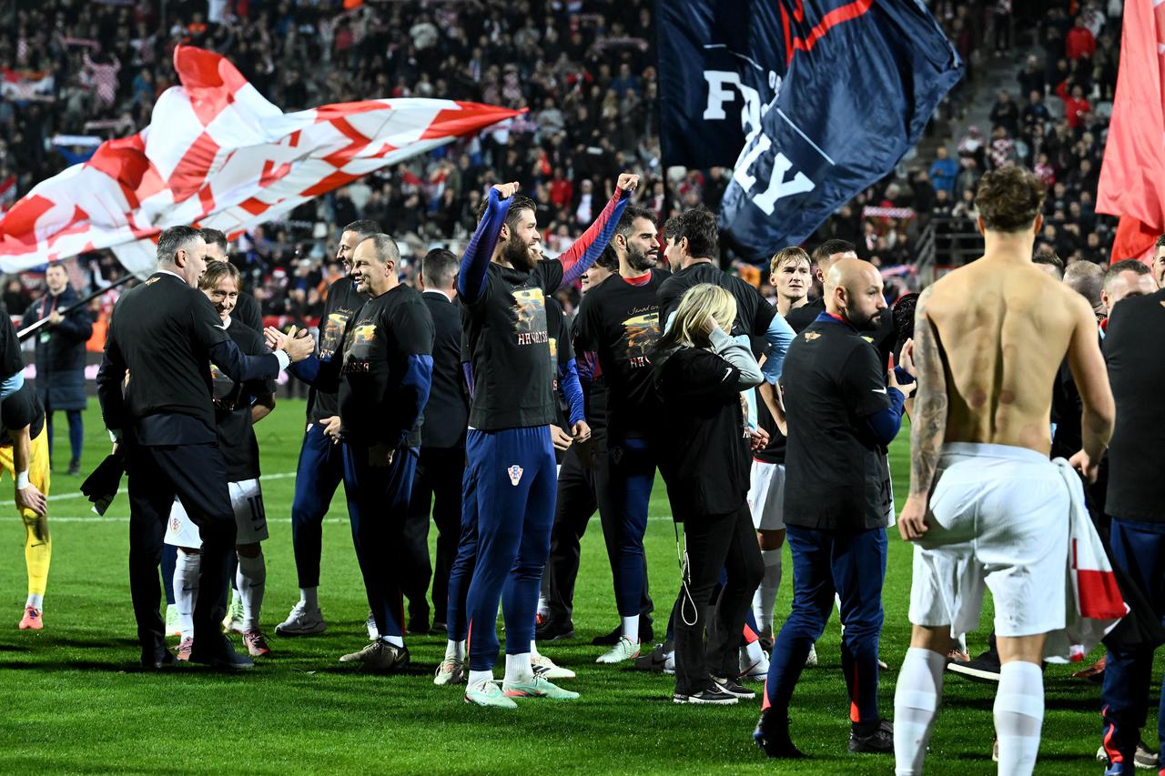 Slavlje nogometaša Hrvatske nakon pobjede nad Farskim otocima i plasmana na Svjetsko prvenstvo