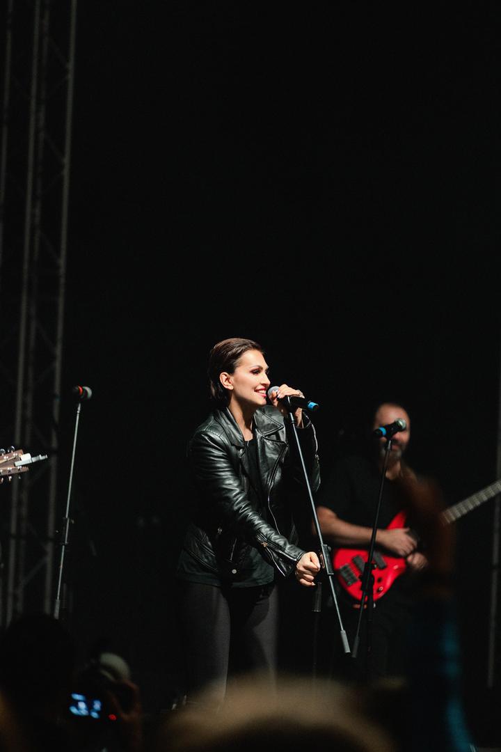 Kao gošća iznenađenja na pozornicu se popela i Nina Badrić  te otpjevala "Dubine" i "Naš Bog je velik". 
Za kraj, Alan Hržica i gosti poveli su pjesmu "Zapali vatru" koju je dvorana u glas zajedno otpjevala.
