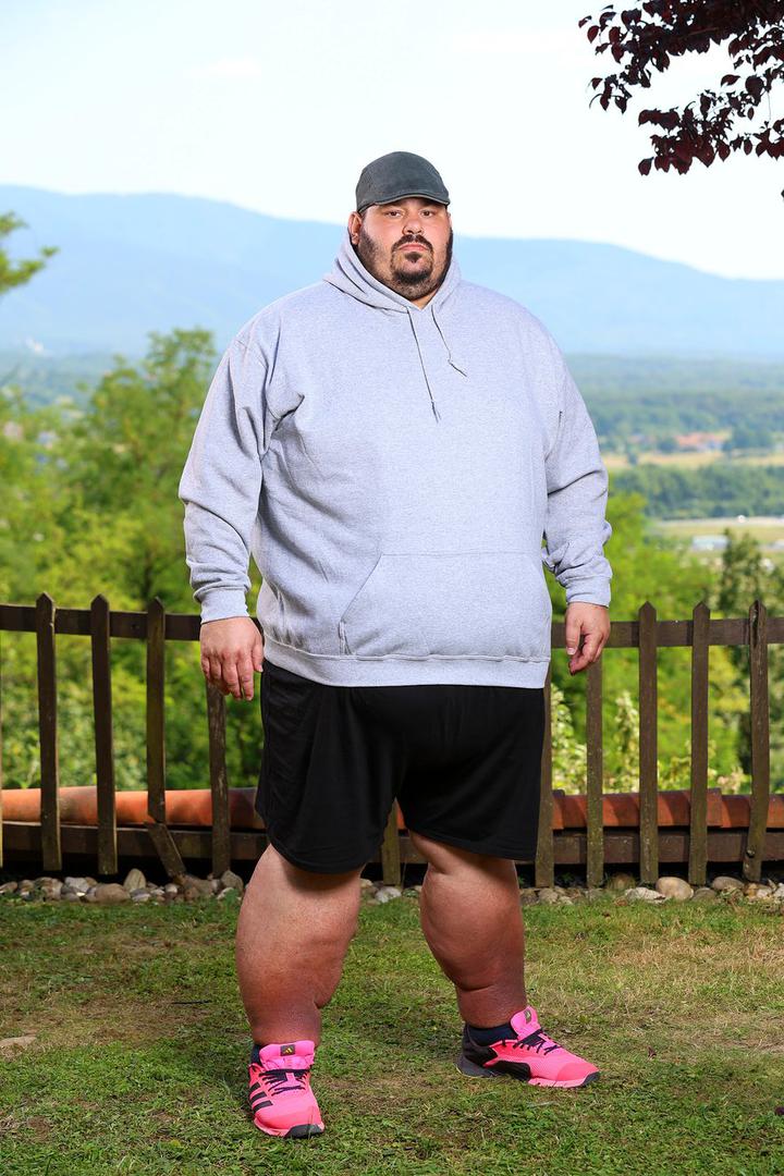 Društven, šaljiv i snalažljiv, ali i tvrdoglav te ponekad malo lijen - tako sebe opisuje Domagoj, kuhar iz Zagreba koji kuhanje ne doživljava samo kao posao nego kao strast. "Oduvijek sam volio kuhati. Istina, zna biti stresno i naporno, ali dinamika i kreativnost tog posla su ono što me puni energijom", kaže 41-godišnjak koji se u kuhinji osjeća kao kod kuće. Najviše ga zabrinjavaju zdravstvene posljedice, ali i mogućnost da zbog težine jednog dana ne bi mogao raditi svoj posao punom snagom. Upravo zato odlučio je stati na kraj starim navikama. "Ovo je zadnji vlak. Moram uskočiti jer ovako više ne ide. Želim biti zdraviji, uživati više s obitelji, vratiti se nogometu, ići na Dinamove utakmice, a možda se odvažiti i na skok padobranom, bungee jumping ili rafting", iskreno kaže. Domagojev najveći uzor bio je pokojni djed - čovjek od kojeg je puno naučio i s kojim je dijelio najljepše trenutke djetinjstva. Kad bi mogao vratiti vrijeme, priznaje, jednostavno bi manje jeo i bio mršaviji, a u budućnosti se vidi u ulozi šefa kuhinje u nekom dobrom restoranu - nasmiješen, zdrav, zdravljem i s novom energijom, spreman za sve životne izazove.