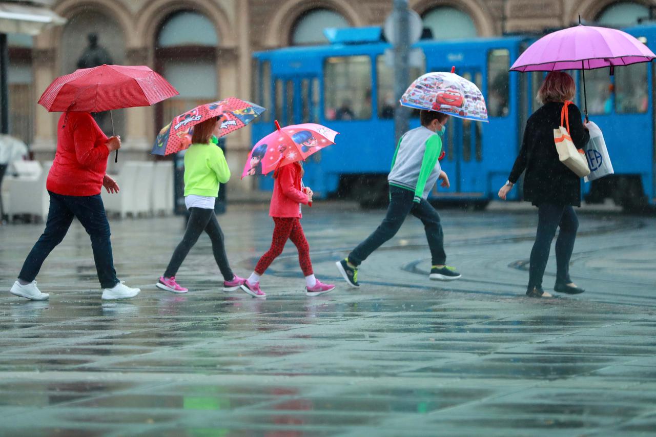 Zagreb: U središte grada stiglo zahlađenje i kiša