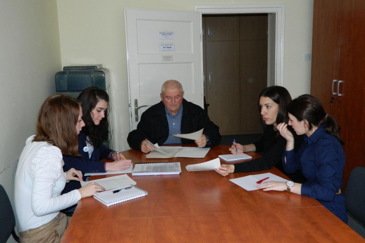 'Zlatar, 26.02.2013. - Studentice prava u sklopu Pravne klinike koja je pocela s radom u Zlataru gradanima daju pravne savjete i konzultacije'