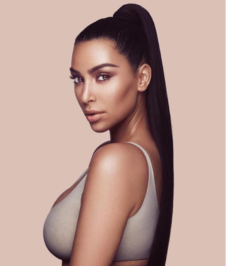 Kim Kardashian West na Instagramu je objavila u lipnju fotografiju koja je korištena u reklamnoj kampanji za njenu liniju beauty proizvoda. Obožavatelji su primijetili da je Kim na slikama put znatno tamnije od njene uobičajene boje i da se u photoshopu netko sigurno poigrao s bojama. Kim je to negirala. 