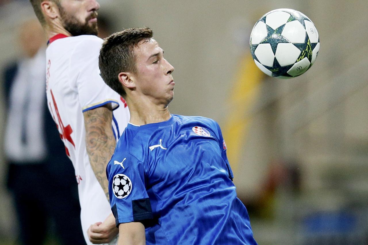 Olympique Lyon's Sergi Darder in action with Dinamo Zagreb's Ivan Fiolic Football Soccer - Olympique Lyon against Dinamo Zagreb - UEFA Champions League Group Stage - Group H - Stade de Lyon - Decines,France - 14/9/16  Olympique Lyon's Sergi Darder (L) in 