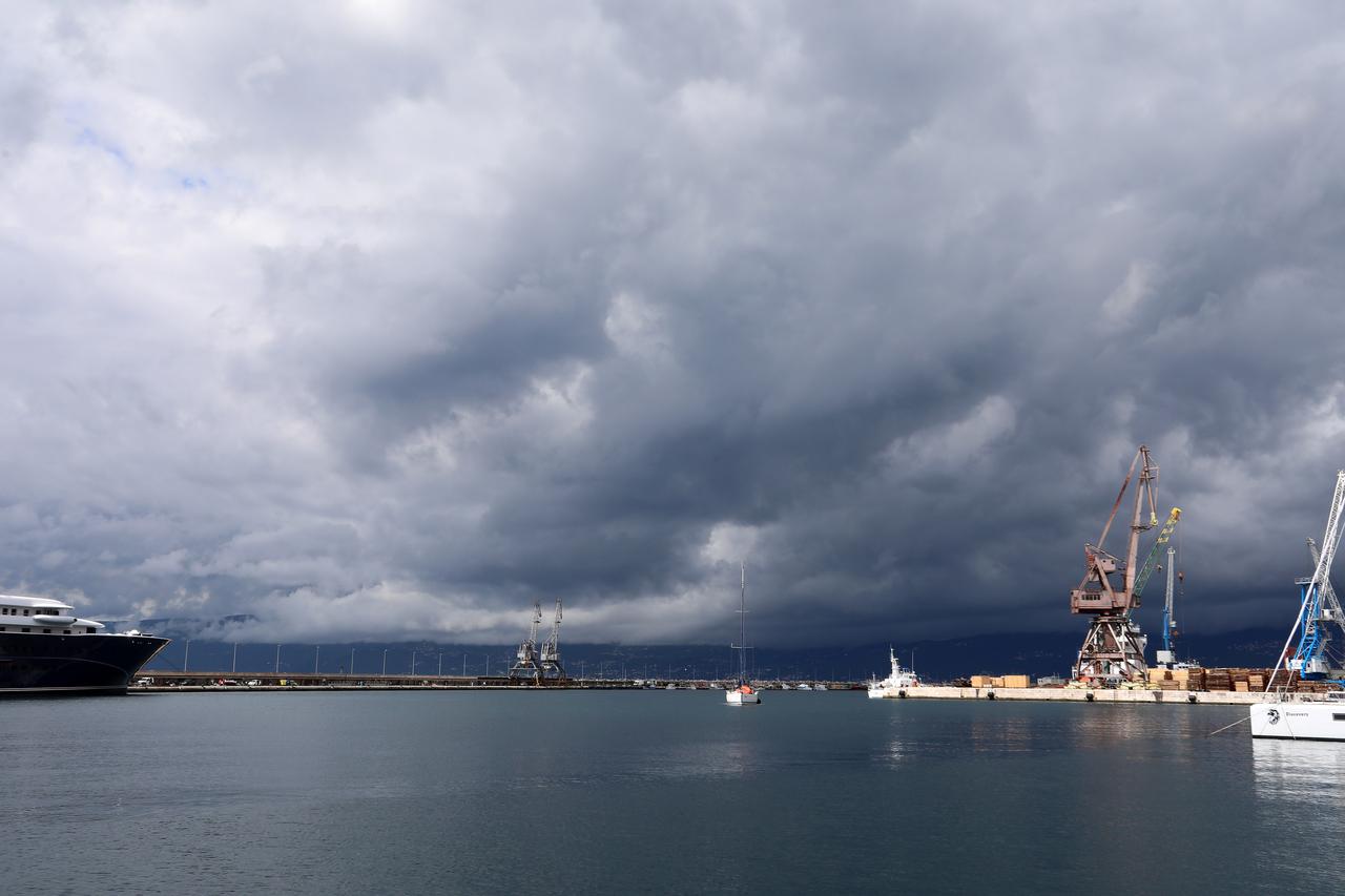 Rijeka: Tamni oblaci nad Učkom i zapadom grada
