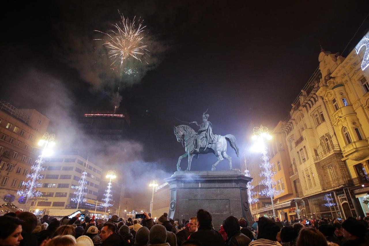 Još je malo preostalo do dočeka Nove 2018. godine. Brojni hrvatski gradovi organizirali su dočeke na otvorenom.